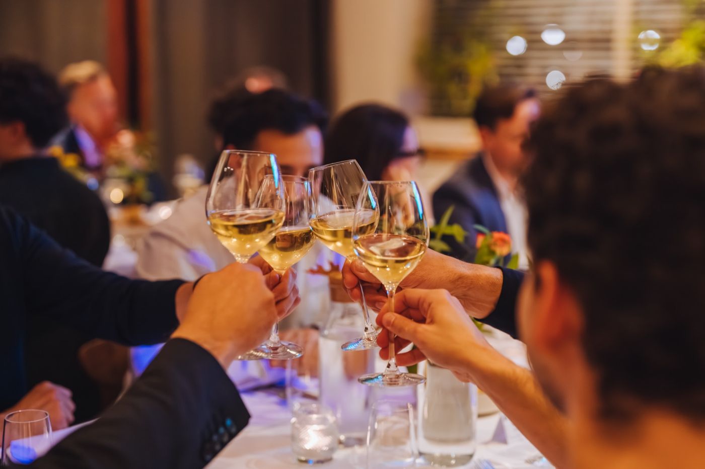 Gasten proosten aan tafel